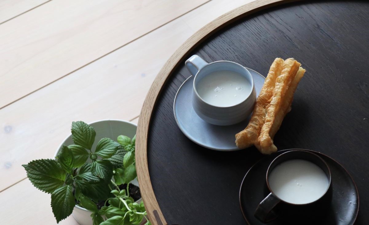 擁有四百年歷史的朝日燒，不但有充滿傳統京都美感的茶碗，第十六代松林佑典，也燒出了充滿朝氣、爽朗天藍、純樸深褐的雙色咖啡杯。